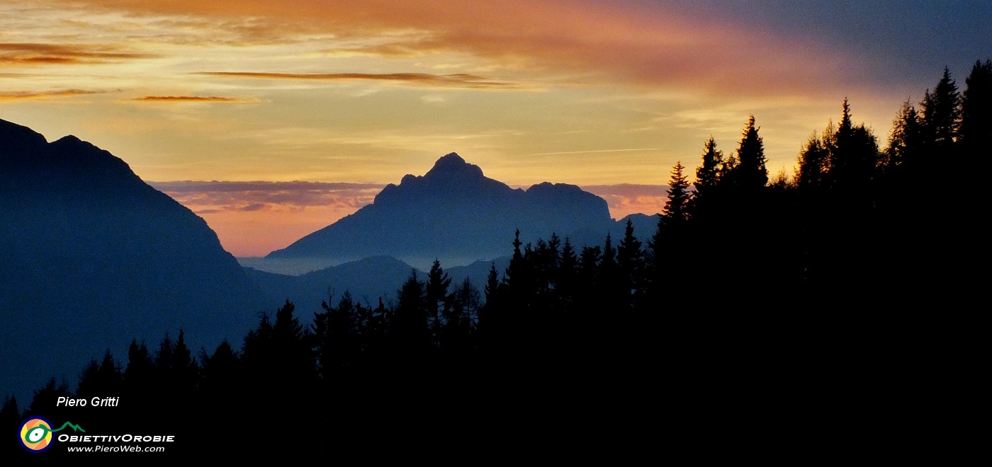 99 La Grignetta ultima montagna ad oscurarsi.JPG